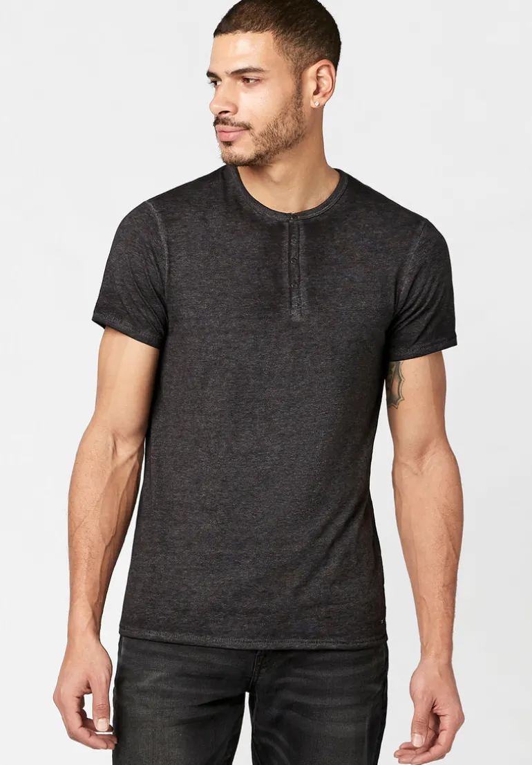 Kasum Buttoned Henley Men's T-Shirt in Black - BM21411